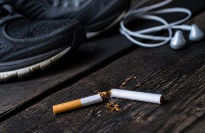 Exercițiile fizice regulate pot crește șansele de a renunța la fumat și pot salva aproximativ 14.000 de dolari pe an