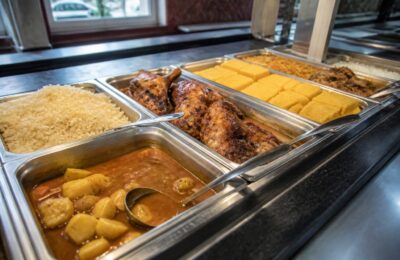 În Eforie Nord prânzul la autoservire pornește de la 8 lei, sub nivelul restaurantelor