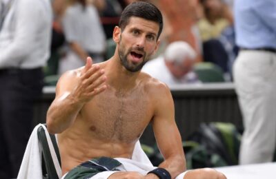 Novak Djokovic s-a calificat în semifinalele Wimbledon după 7-6(10), 3-6, 6-3, 6-7(5), 7-6(4) și a contestat închiderea acoperișului la 19:40