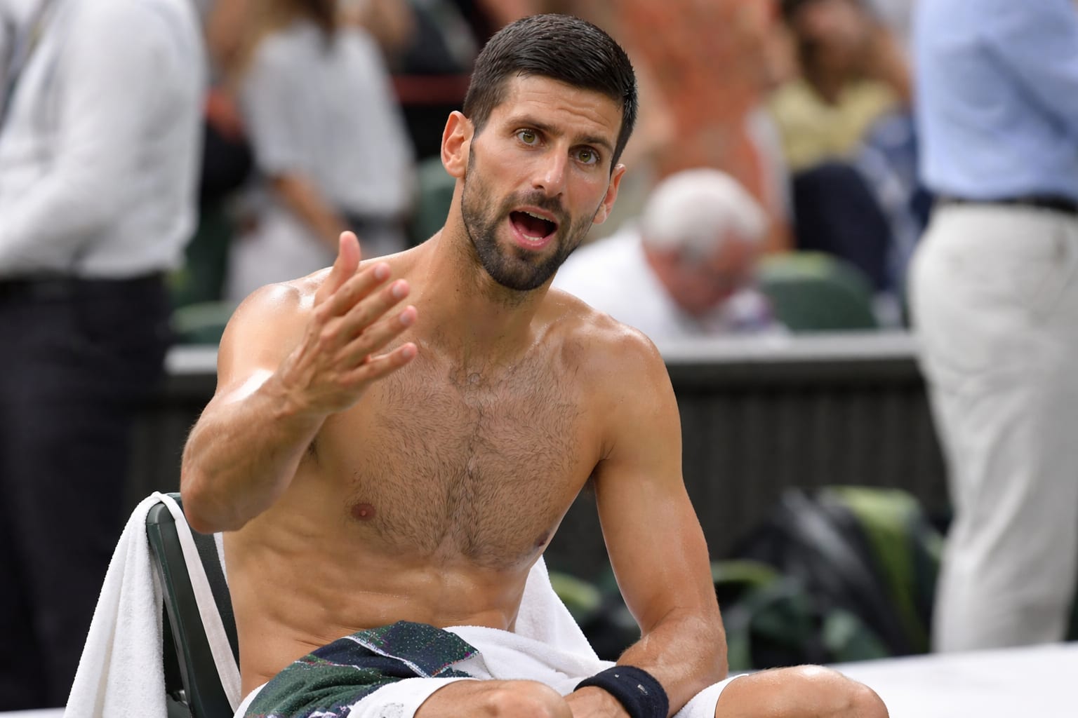 Novak Djokovic s-a calificat în semifinalele Wimbledon după 7-6(10), 3-6, 6-3, 6-7(5), 7-6(4) și a contestat închiderea acoperișului la 19:40