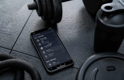Planurile de fitness făcute de AI ajută la început, dar rămân sub antrenorii umani în studiile pe 5, 10 și 12 săptămâni