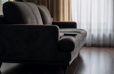 Statul prelungit pe scaun este asociat cu un risc mai mare de cancer, iar pauzele scurte de mișcare pot conta