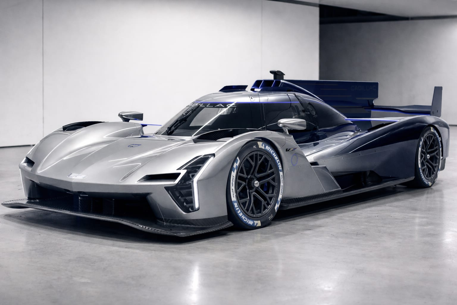 Cadillac a prezentat un hypercar hibrid de 830 CP inspirat din cursele de anduranță