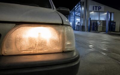 Farurile mătuite îți pot reduce vizibilitatea cu 80%. Cum le repari corect și cât te costă o soluție pe termen lung