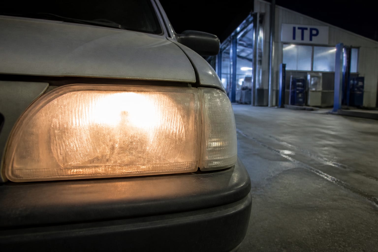 Farurile mătuite îți pot reduce vizibilitatea cu 80%. Cum le repari corect și cât te costă o soluție pe termen lung