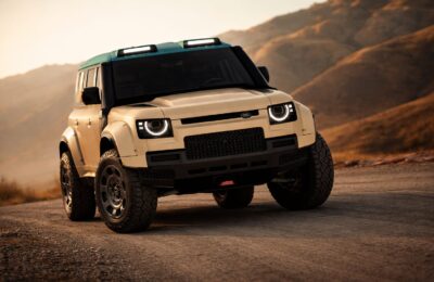 Land Rover lansează un Defender de stradă mai puternic decât mașina de la Dakar