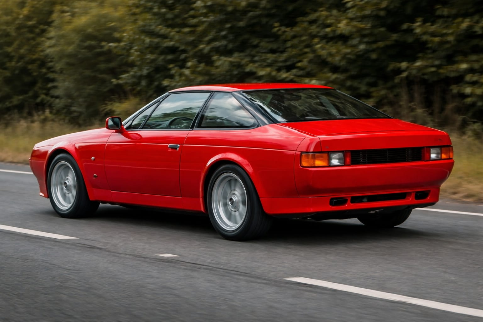 Un Aston Martin V8 Zagato cu doar 965 km la bord a fost scos la vânzare