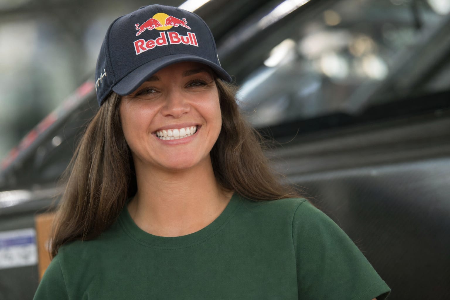 Femeie zambitoare cu sapca Red Bull