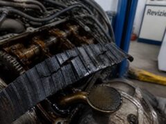 O curea de distribuție umedă poate duce la reparații de peste 3.000 de euro