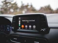 Un adaptor de 30 până la 50 de dolari poate elimina cablul CarPlay. Ce trebuie verificat înainte de cumpărare