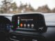 Un adaptor de 30 până la 50 de dolari poate elimina cablul CarPlay. Ce trebuie verificat înainte de cumpărare