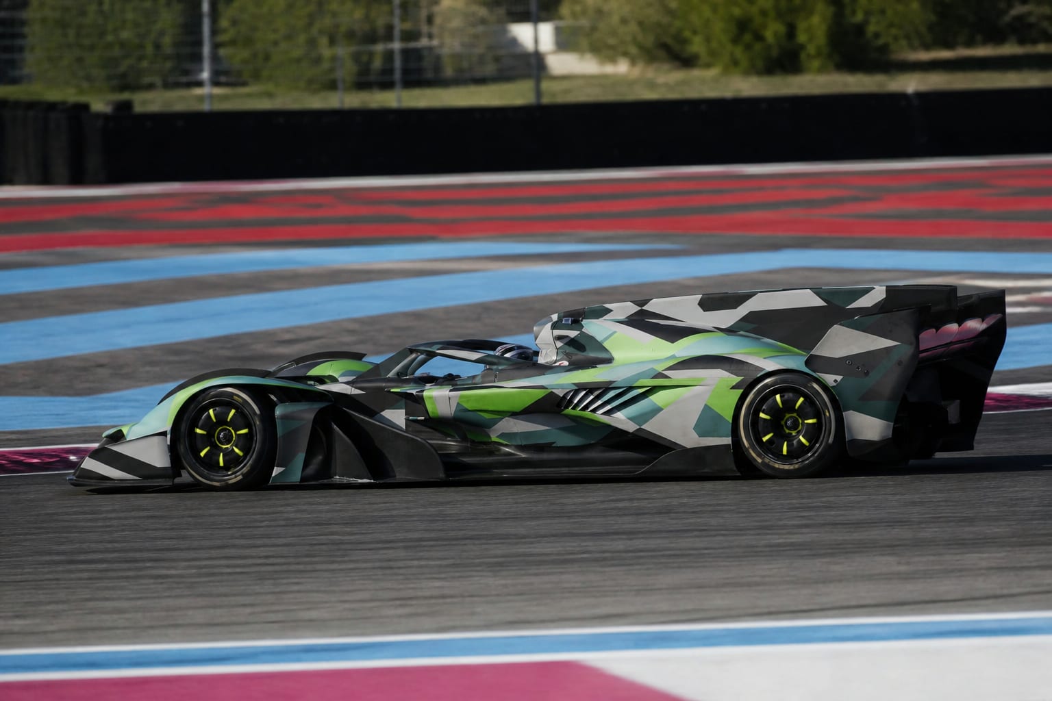Un automobil de performanță în teste pe un circuit de viteză