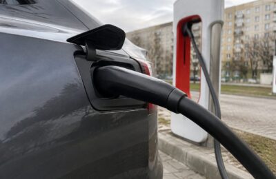 Tesla permite plecarea de urgență de la Supercharger cu cablul smuls din mașină