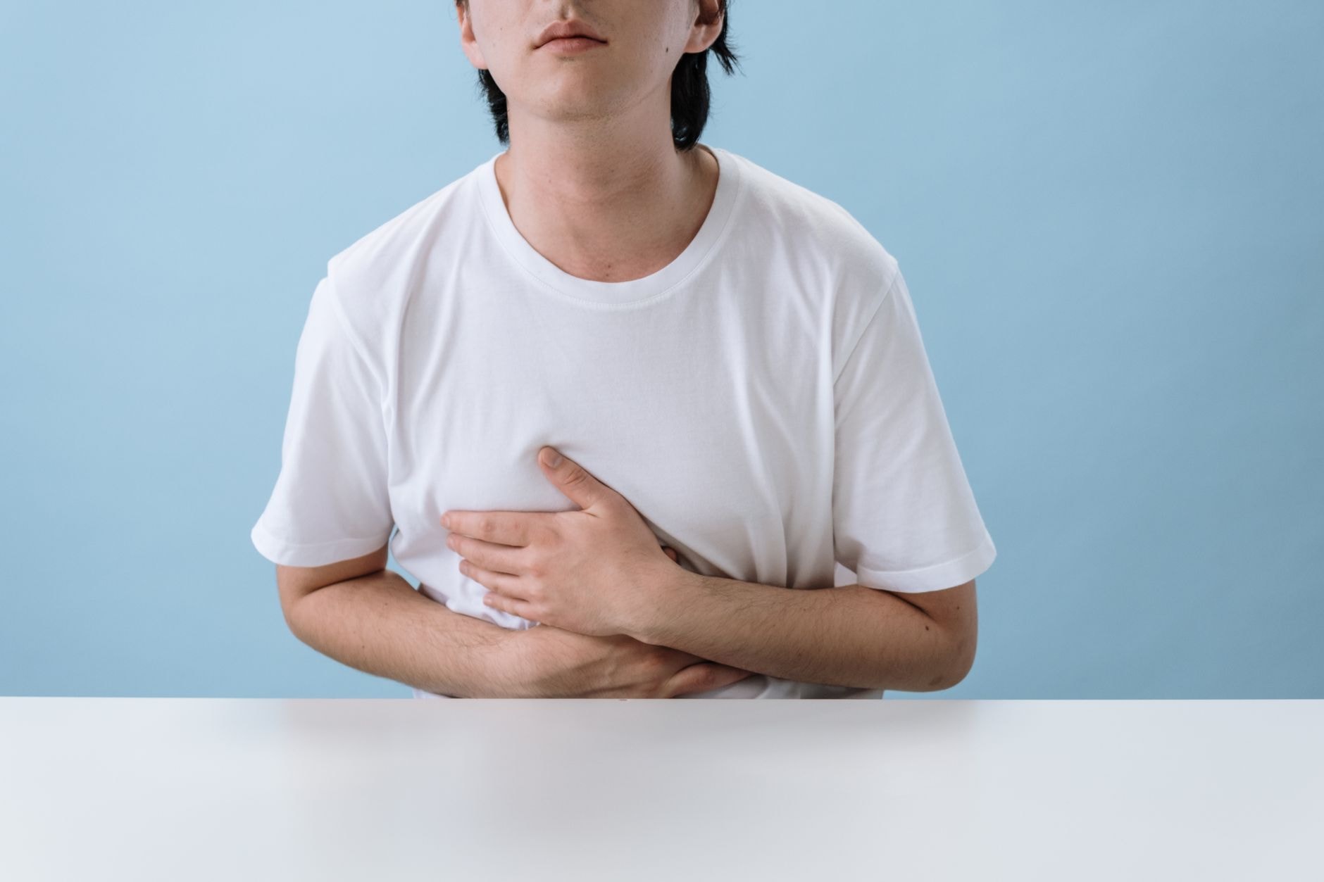 Bărbat cu simptome de disconfort abdominal