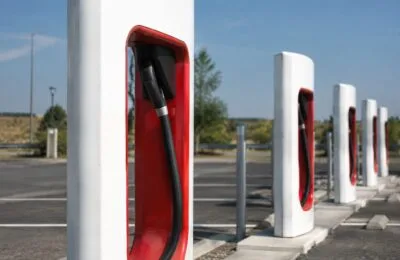 Tesla majorează cu 15% tariful încărcării fără abonament în SUA. Abonații plătesc cu 9% mai mult