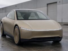 Tesla începe producția de roboți și pregătește taxiuri fără șofer, cu profitul în scădere cu 43%
